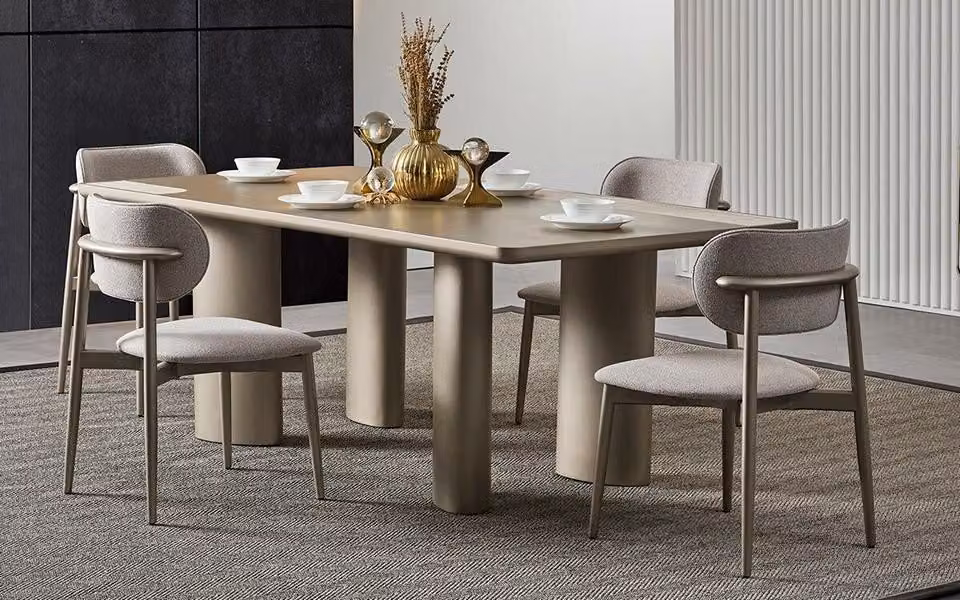 Eleganter Beiger Esstisch mit Holzbeinen und 4 Textilstühlen