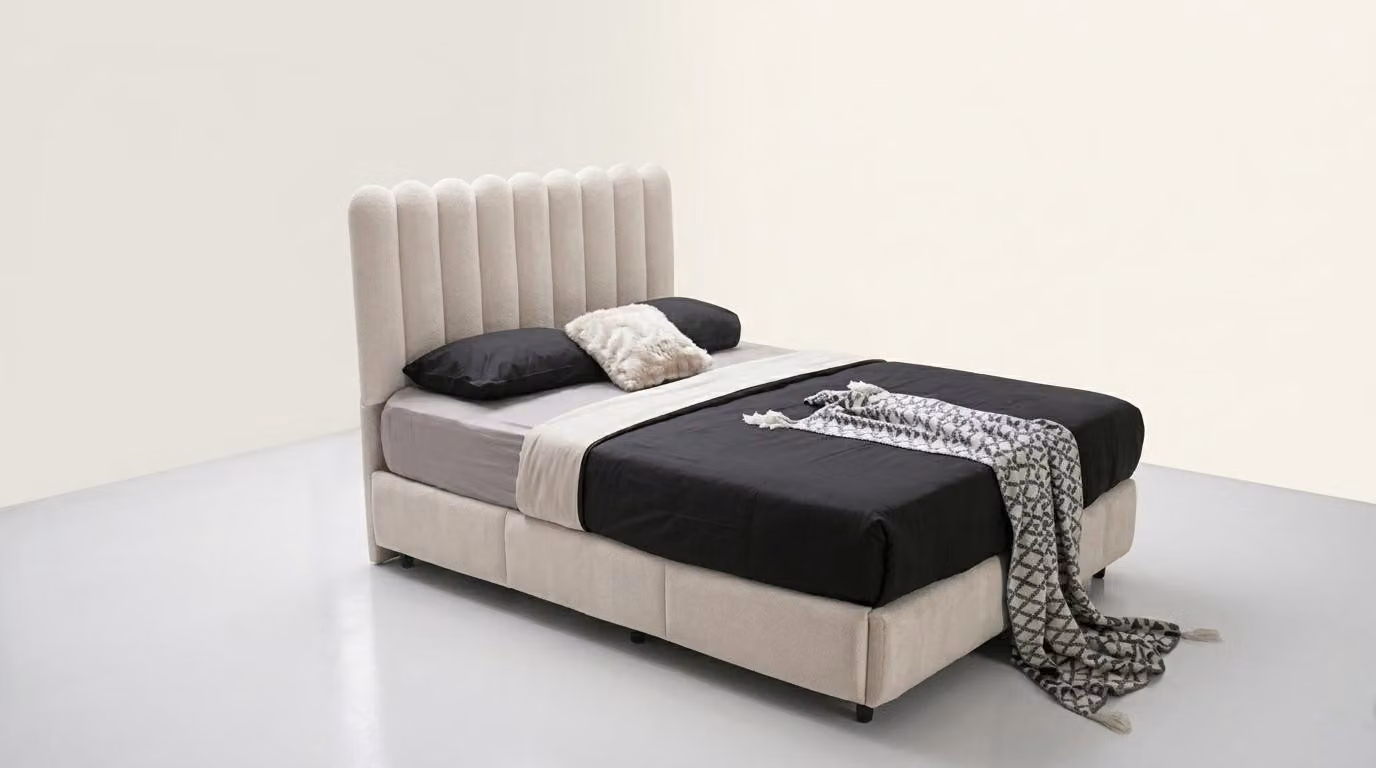 Letto con testiera. Comodo, elegante, spazioso, morbido, bianco, pratico