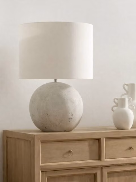 Lampada da tavolo Potier Kenay Home in ceramica e tessuto bianca e grigia