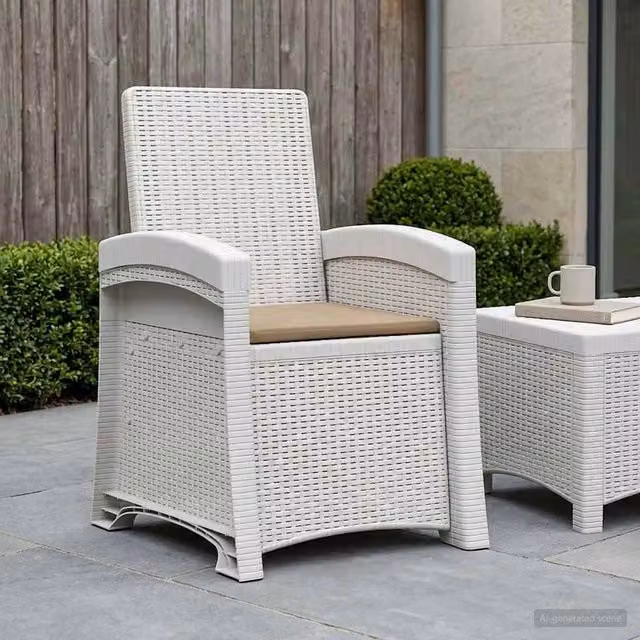 Sedia da giardino reclinabile vidaXL in effetto rattan con cuscini, resistente alle intemperie, colore bianco e beige – 1
