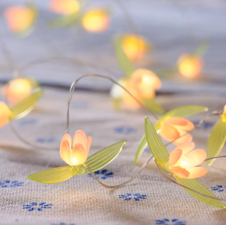 Catena luminosa a forma di tulipani, con 20 LED bianco caldo, lunghezza 1,9 metri, con timer