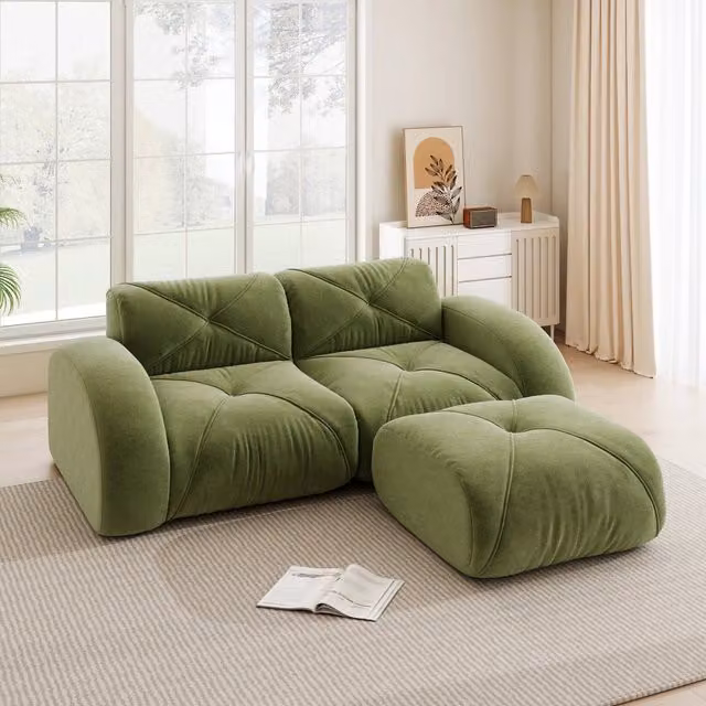 Divano modulare a 2 posti Mivray con pouf coordinato in velluto verde per soggiorno