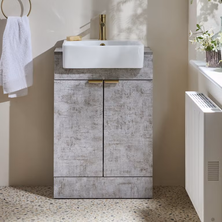 Mobile Bagno a Terra Grigio Cemento da 550mm con Lavabo e Maniglie con Impugnatura a Dito in Oro Satinato - Cluo