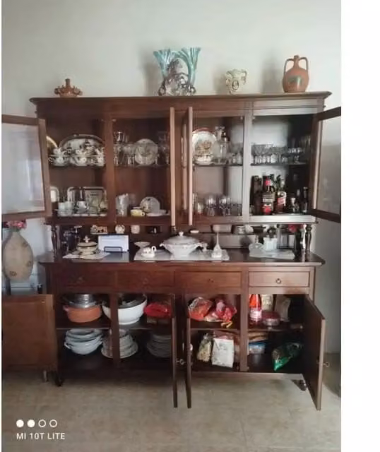 Cristalliera classica Shopinnovativo con 8 ante e 4 cassetti in legno, MDF e vetro, finitura noce lucido, L: 196 cm, P: 43 cm, H: 218 cm