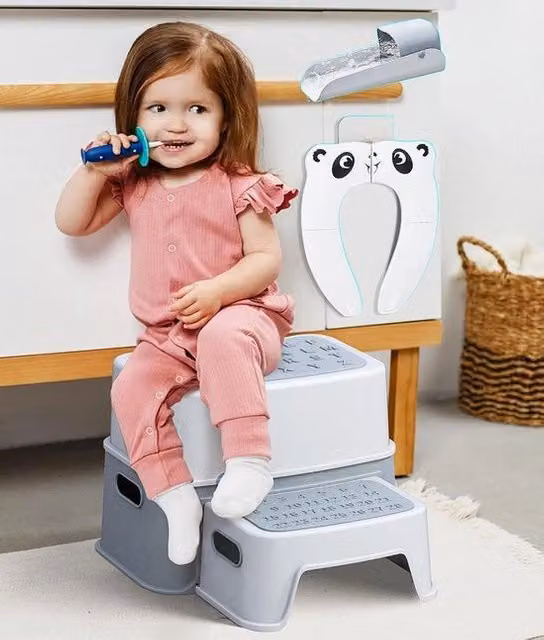 Sedia alta per bambini con 2 gradini antiscivolo e visiera per il bagno, grigia, senza BPA