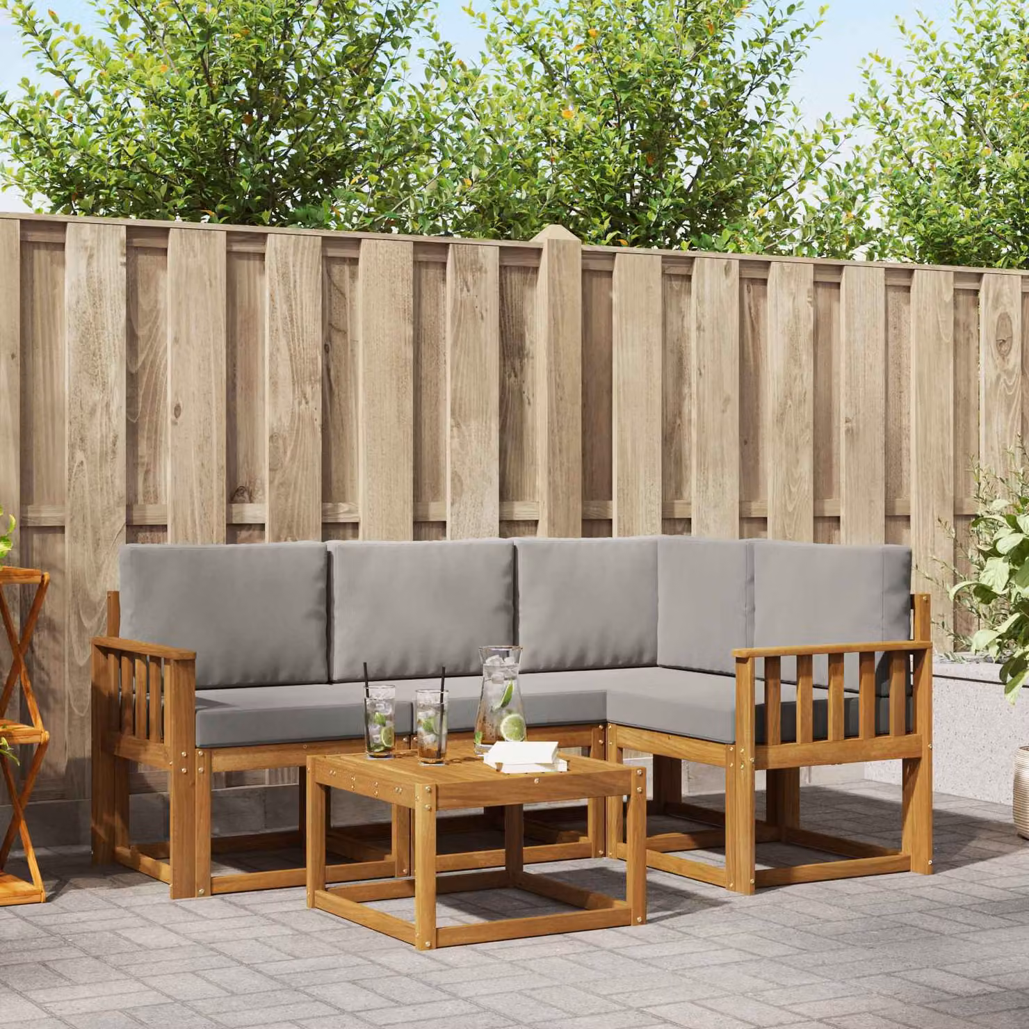 vidaXL Set di divani da esterno a L composto da 5 pezzi in legno di acacia con cuscini beige e grigi e tavolino da giardino