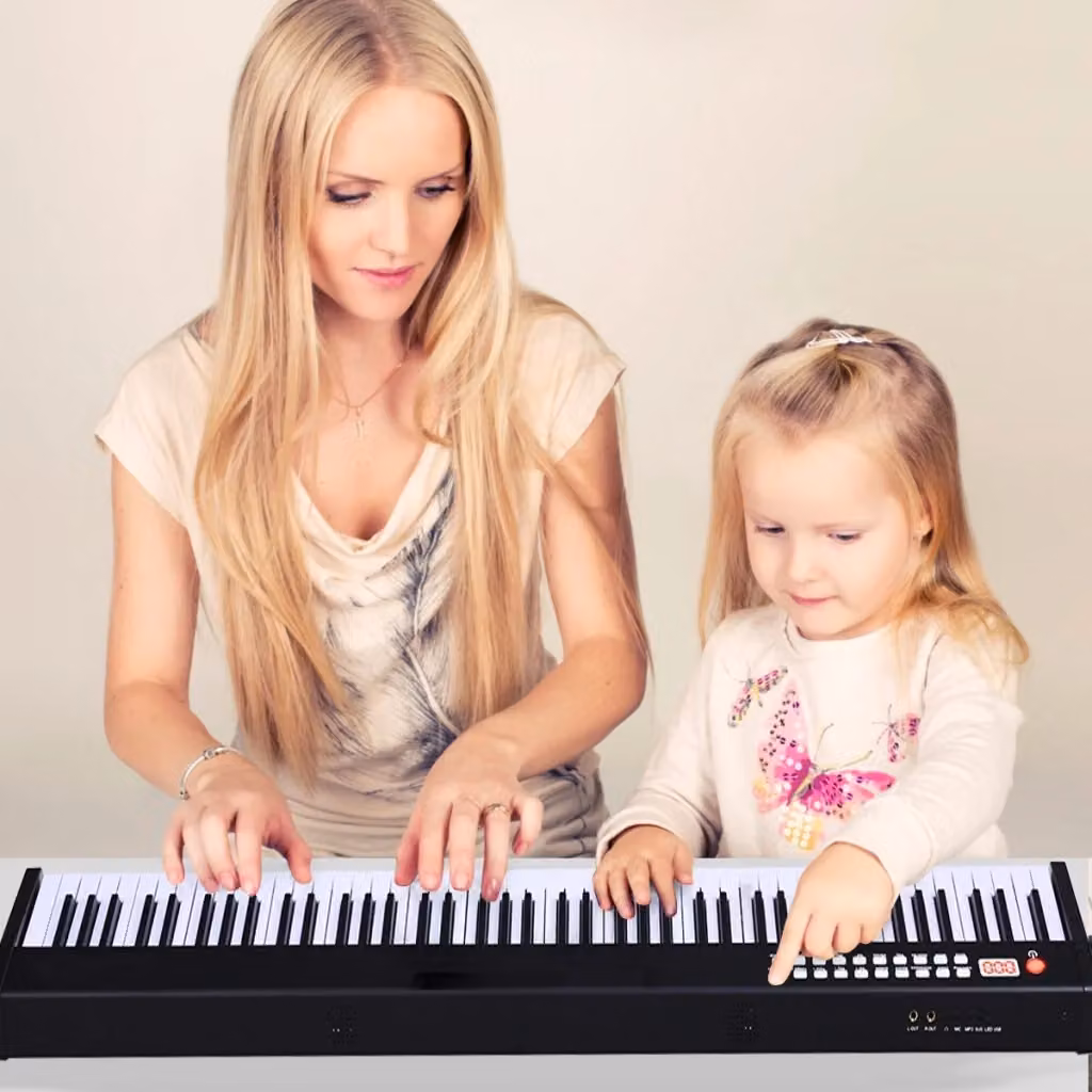 Pianoforte digitale Design Mania con 88 tasti, tastiera portatile con custodia, connettività Bluetooth, USB-C e MIDI, disponibile in bianco e nero – 2