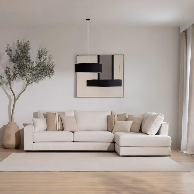 Neo sofà angolare destro a 4 posti Banak in tessuto beige con cuscini decorativi