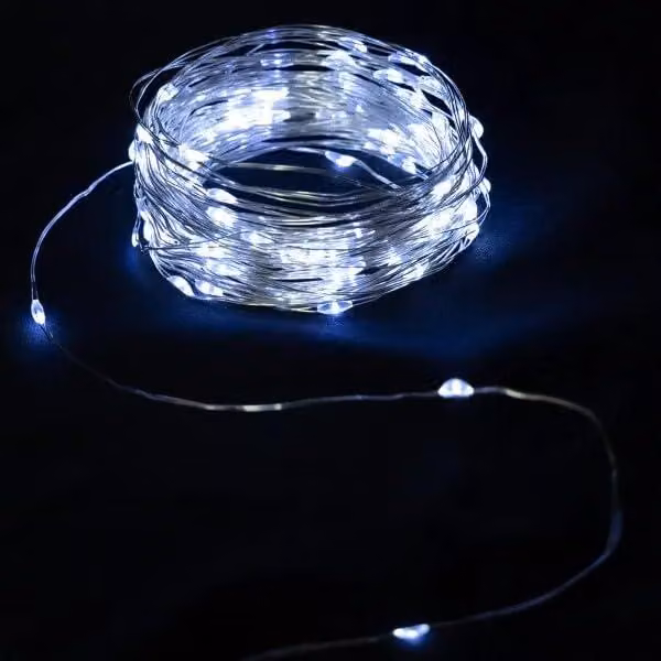 Catena luminosa a LED, 5 metri, luce bianca fredda, filo di rame, alimentazione a 3 batterie AA