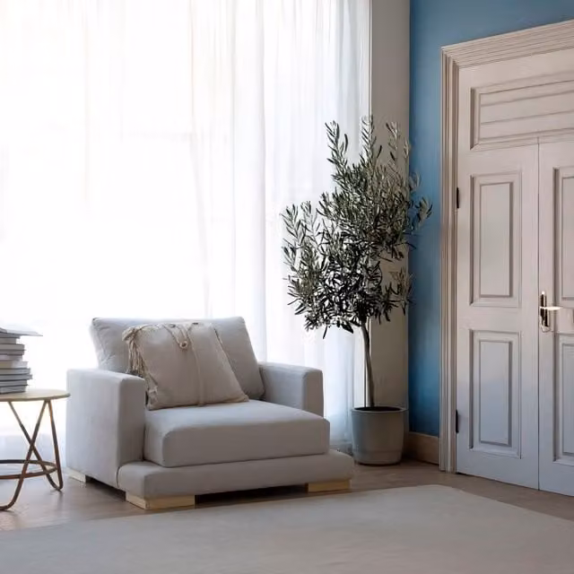 Poltrona da lettura Luxor Living in tessuto beige con struttura in legno massello e braccioli