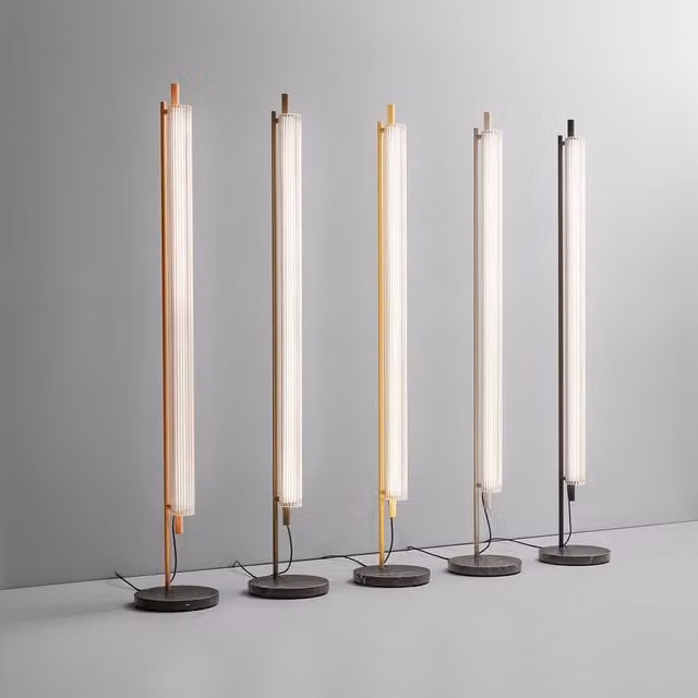 Piantana Olev Trisel con LED, design moderno in vetro e metallo, trasparente e nero