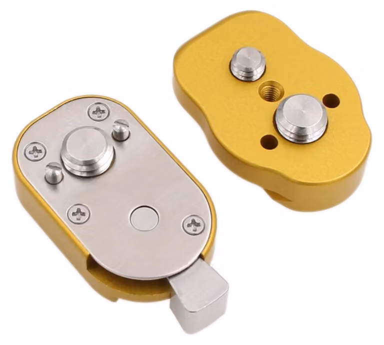 Piastra di montaggio con sistema di fissaggio rapido per accessori per fotocamera