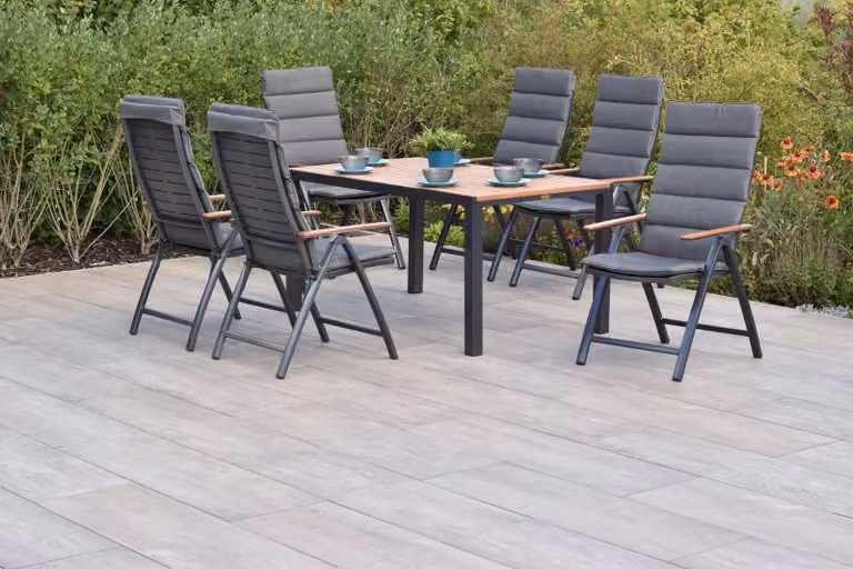 Set di mobili da giardino Merxx Tinos, 13 pezzi, 6 sedie pieghevoli con cuscini inclusi, tavolo 150 x 90 cm – alluminio/acacia