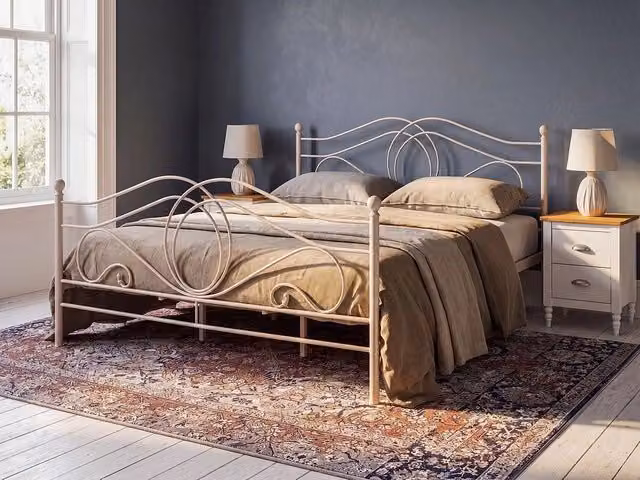 Letto in metallo beige chiaro con rete a doghe 180 x 200 cm con testiera a doghe e pediera retrò vintage