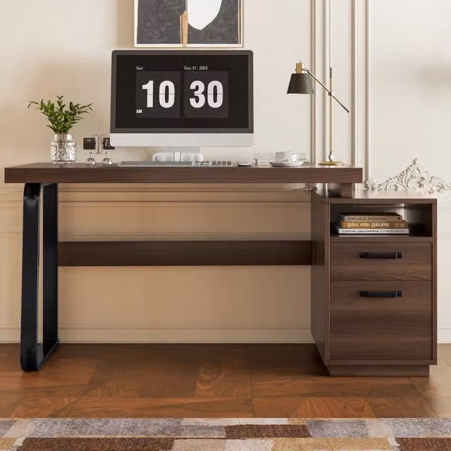 Scrivania moderna 135x54 cm con piano MDF e struttura in tubi d'acciaio, colore marrone