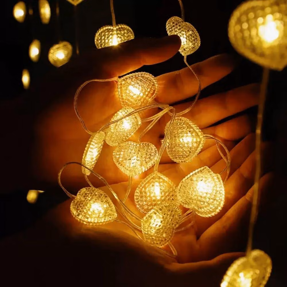 Catena luminosa da 2 metri, con 20 LED, alimentata a batteria, a forma di cuore, luce bianco caldo