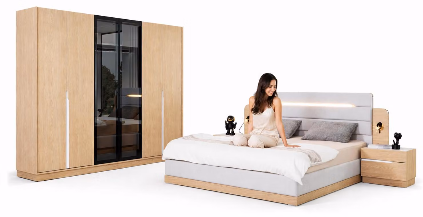 Set per camera da letto nei toni del bianco e del beige, composto da: letto imbottito, 2 comodini, armadio in legno