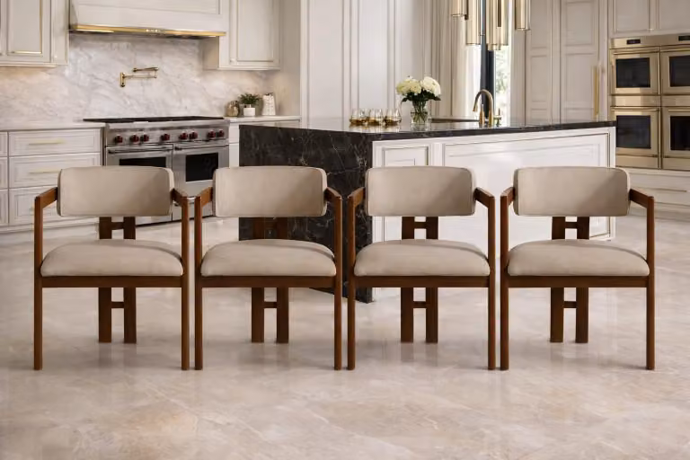Quattro sedie moderne dal design minimalista con una comoda seduta