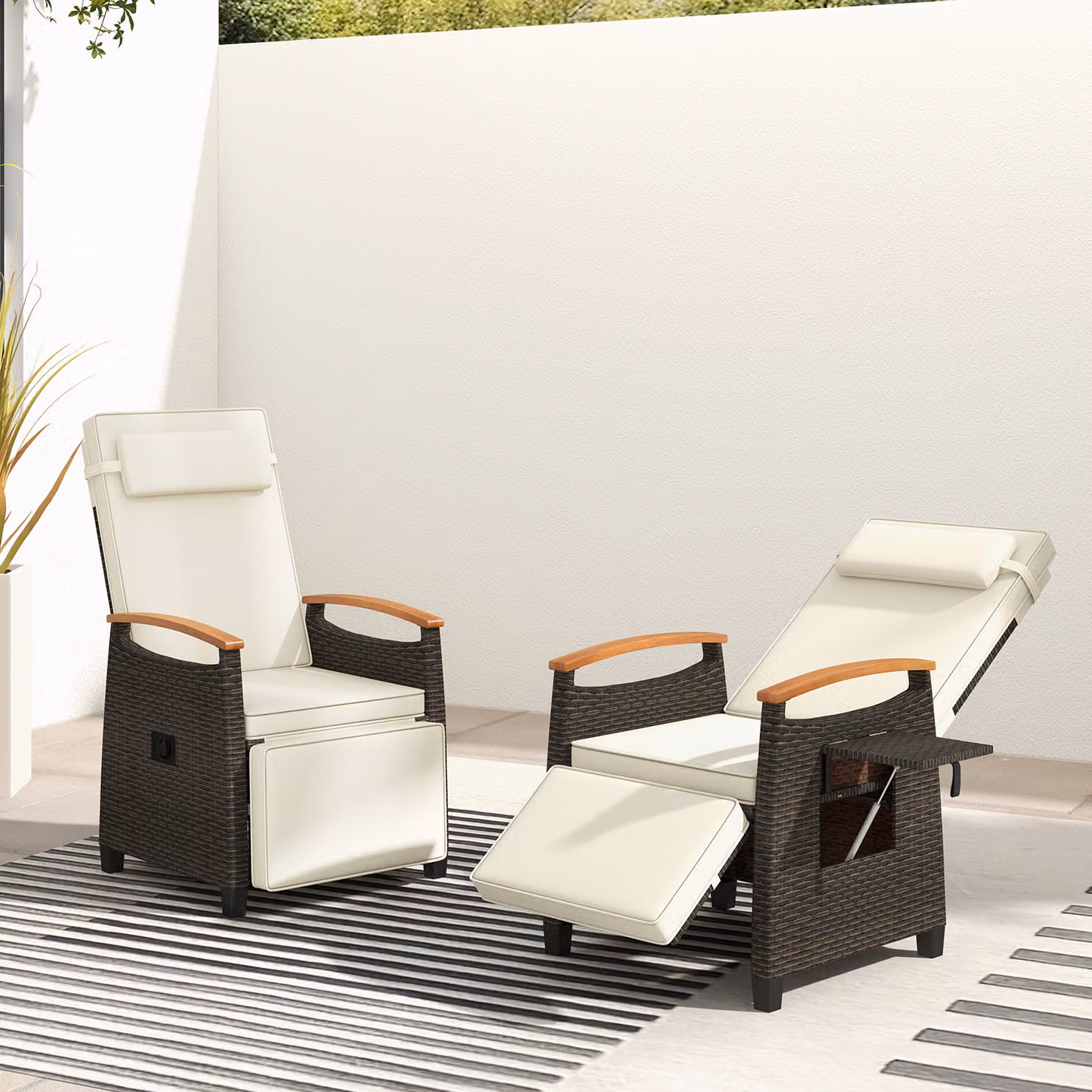 Set di 2 poltrone reclinabili da giardino Costway con poggiapiedi e tavolino pieghevole, sedie da esterno in rattan bianco con schienale regolabile e braccioli, portata 180 kg