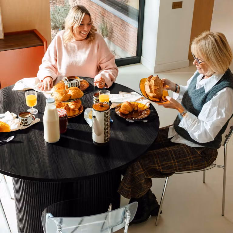 Tavolo da pranzo rotondo moderno 120 cm effetto legno nero - Oviala Maggy