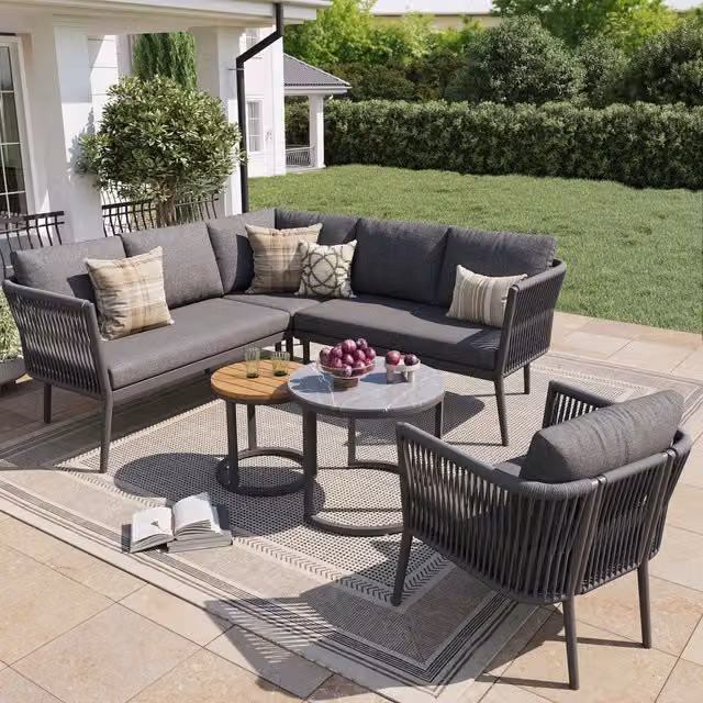 Set lounge da giardino modulare MODFU a forma di L con 5 posti, struttura in acciaio verniciato a polvere e sedute in tessuto olefina grigio, completo di tavolini e cuscini