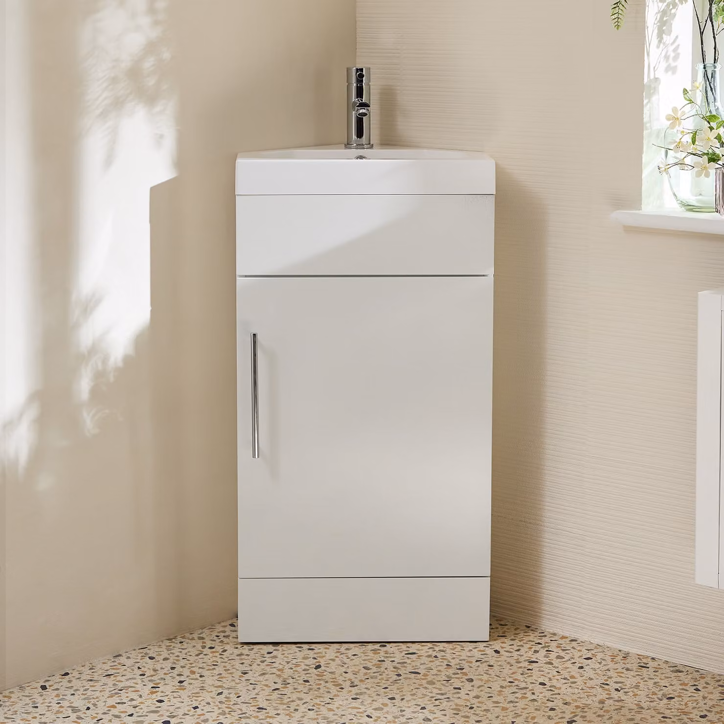 Mobile Bagno a Terra Angolare Bianco da 450mm con Lavabo e Maniglia con Barra a T Cromata - Cluo