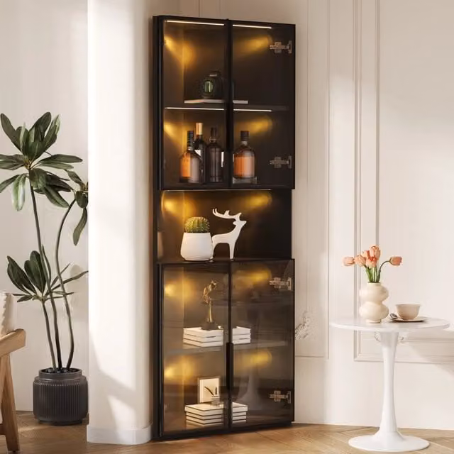 Vetrina angolare triangolare in MDF nero con LED; vetro temperato e ripiano aperto; 62 x 32 x 160 cm