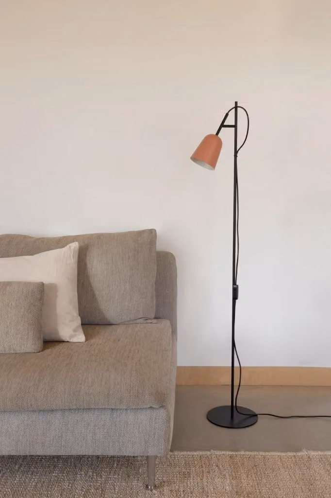 Piantana da studio Faro Barcelona colore rosa in metallo – 2