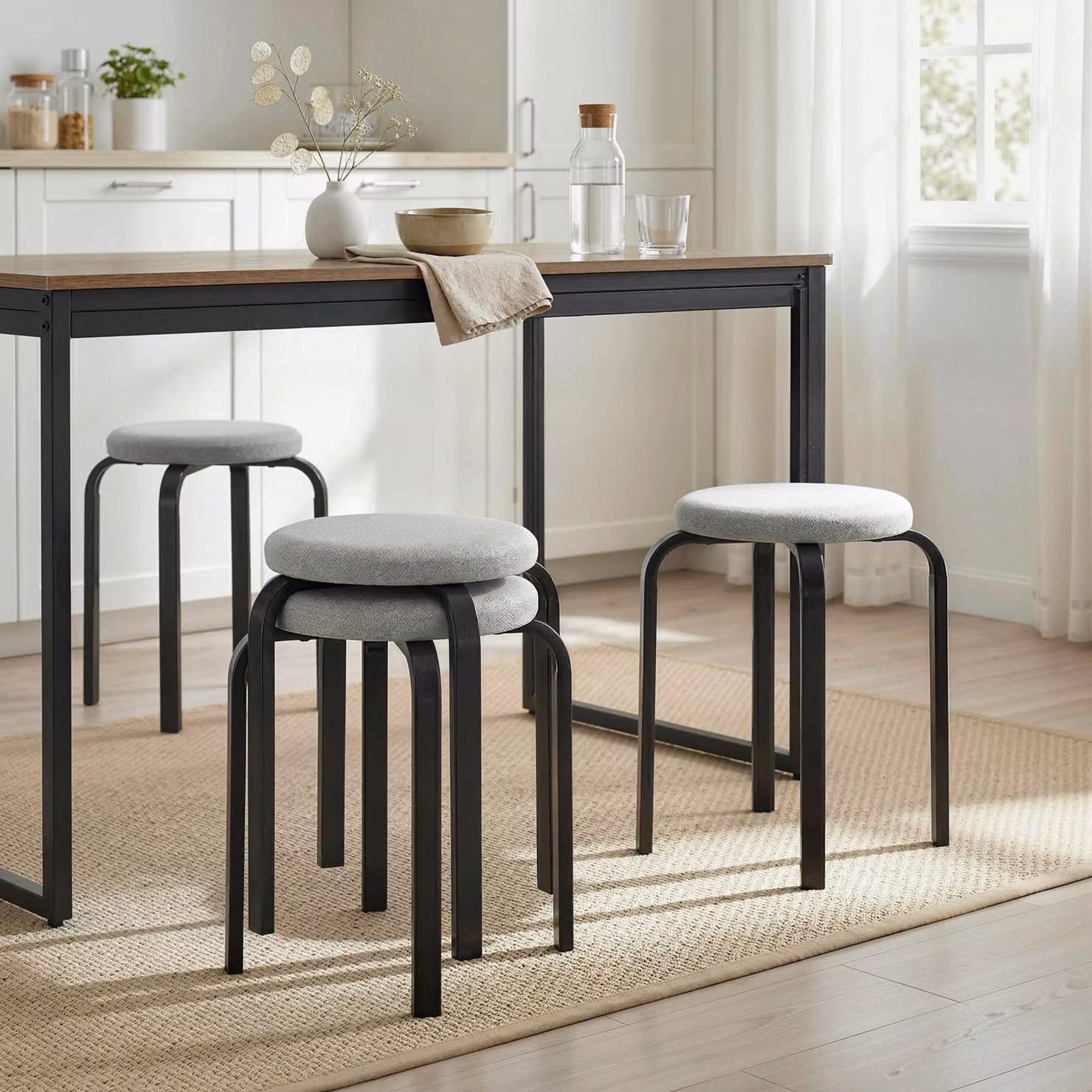 Set di 4 sgabelli impilabili moderni HOMCOM con seduta cilindrica in tessuto grigio e struttura in metallo e legno – 2