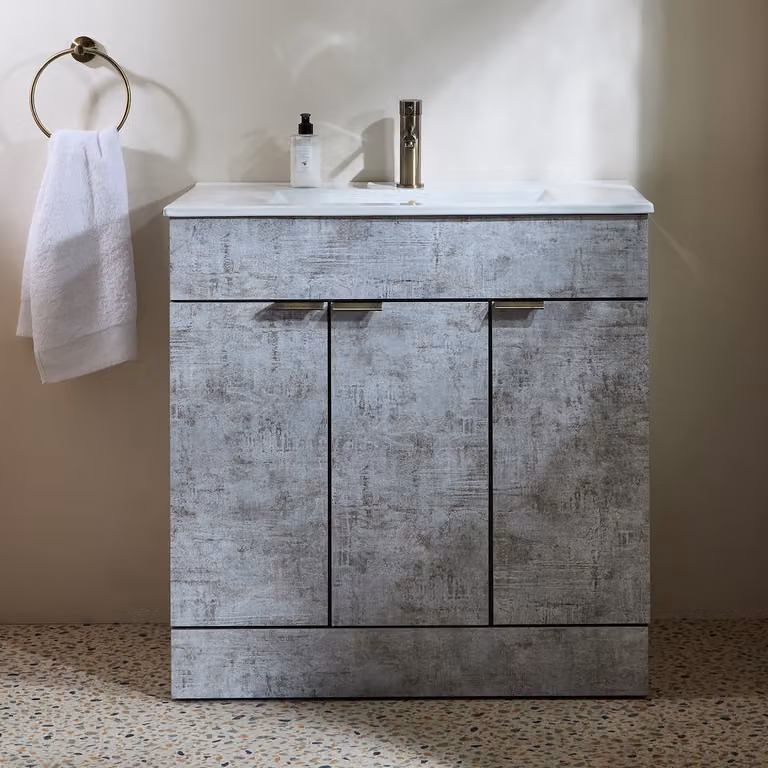 Mobile Bagno a Terra Grigio Cemento da 810mm con Lavabo e Maniglie con Impugnatura a Dito in Ottone Spazzolato - Cluo