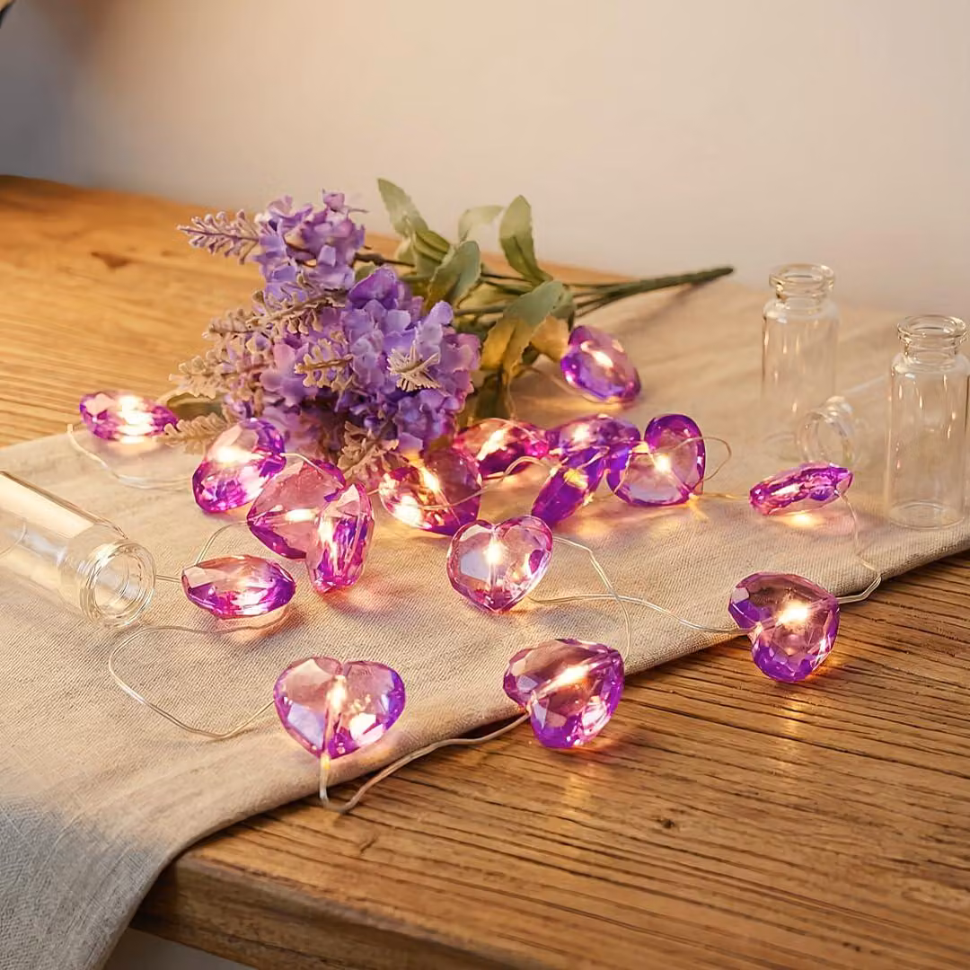 Catena luminosa Lila Kristall-Herz, con 20 LED a luce calda, lunghezza 2 metri, alimentata a batteria