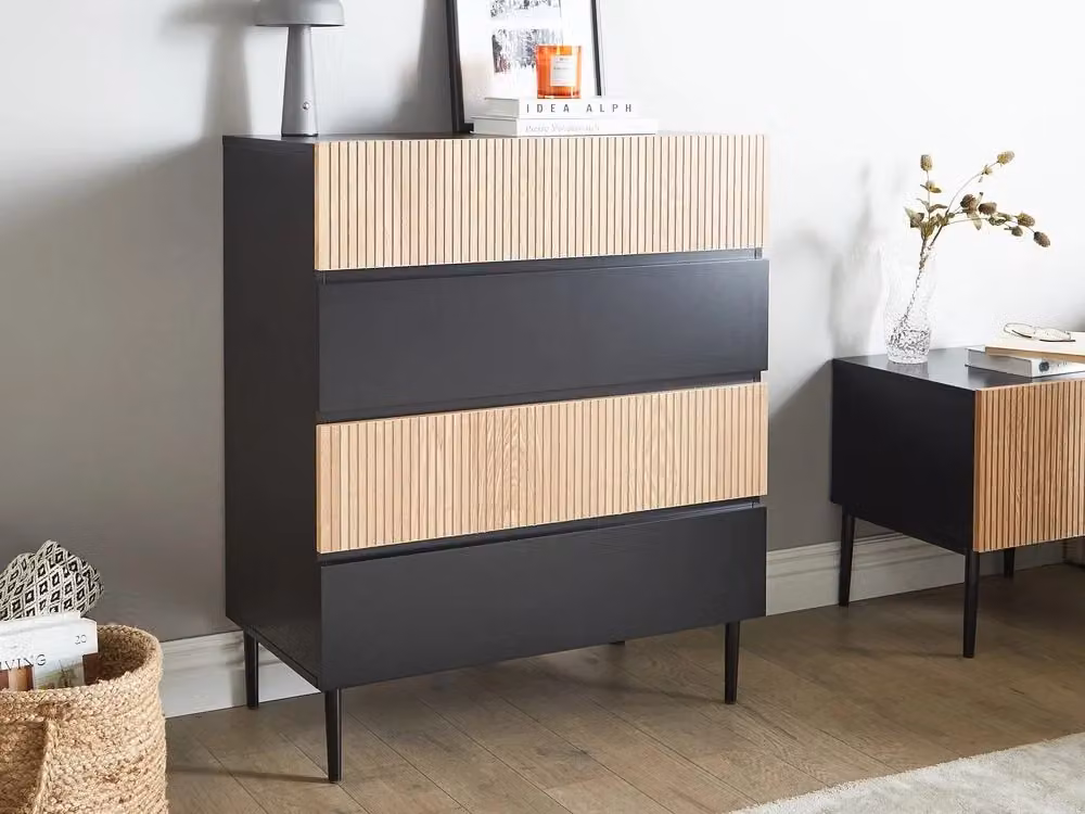 Cassettiera Beliani a 4 cassetti in MDF nero con finitura a coste e dettagli in legno di frassino per soggiorno o camera da letto, L: 80 cm, P: 40 cm, H: 95 cm – 2