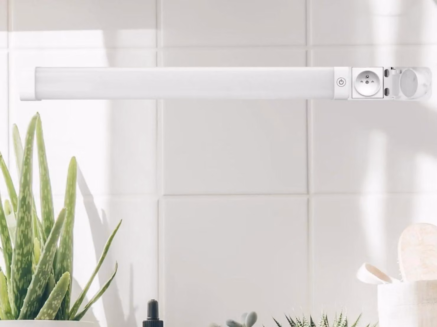 Apparecchio di illuminazione LED lineare NEDES, con presa, 15W / IP44 / 600 mm / Temperatura di colore regolabile - LNL7621/WH