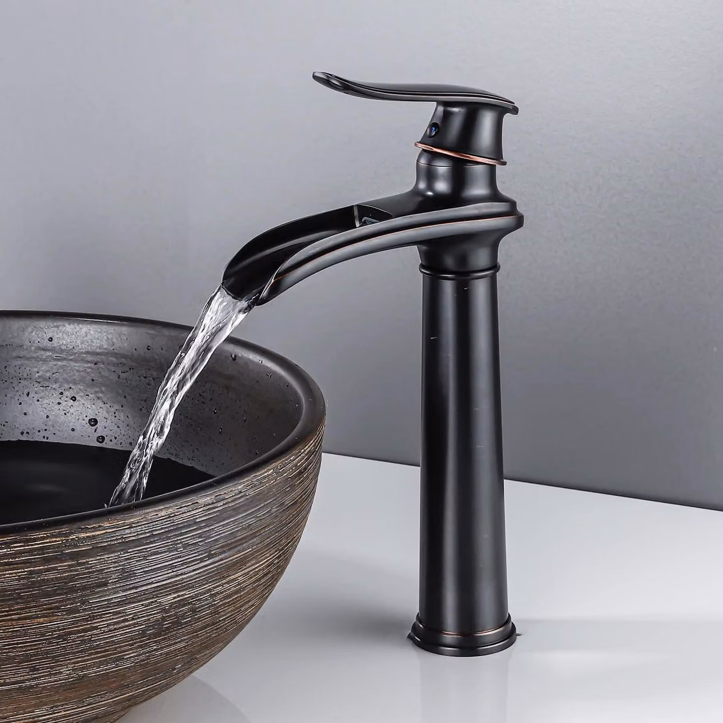 Miscelatore monocomando per lavabo, stile retrò, finitura nera opaca, in ottone, con erogatore a cascata