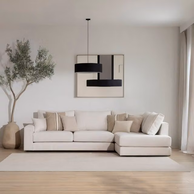 Neo sofà angolare destro a 4 posti Banak in tessuto beige con cuscini decorativi
