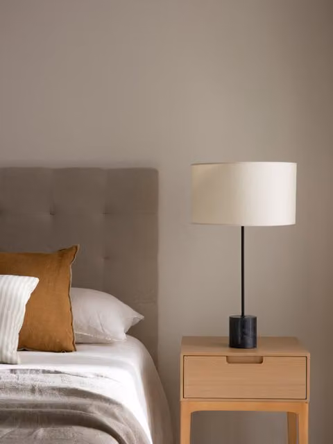 Pierre lampada da tavolo Kenay Home nera con paralume in tessuto e base in plastica, H 60 cm x L 30 cm x P 30 cm
