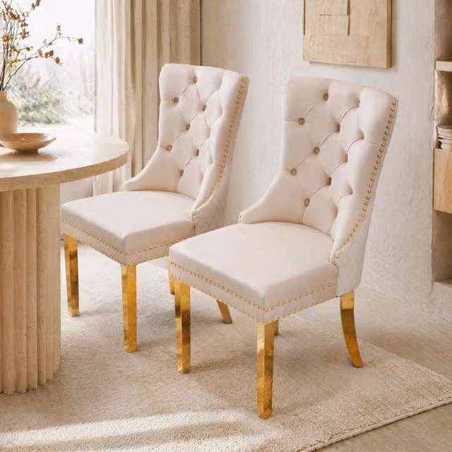 Sedia da pranzo in velluto beige con piedi in acciaio inox dorato e dettaglio maniglia sul retro