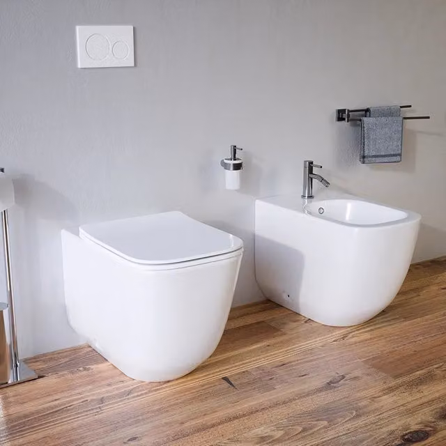 Sanitari filomuro in ceramica bianco lucido vaso tornado silent flush sedile soft-close e bidet | Riga