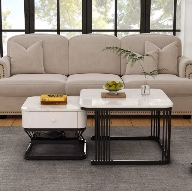 Set di 2 tavolini da salotto quadrati con piano effetto marmo lucido, struttura in metallo nero, 70x70x45 cm e 50x50x40 cm, con cassetto, bianco e nero