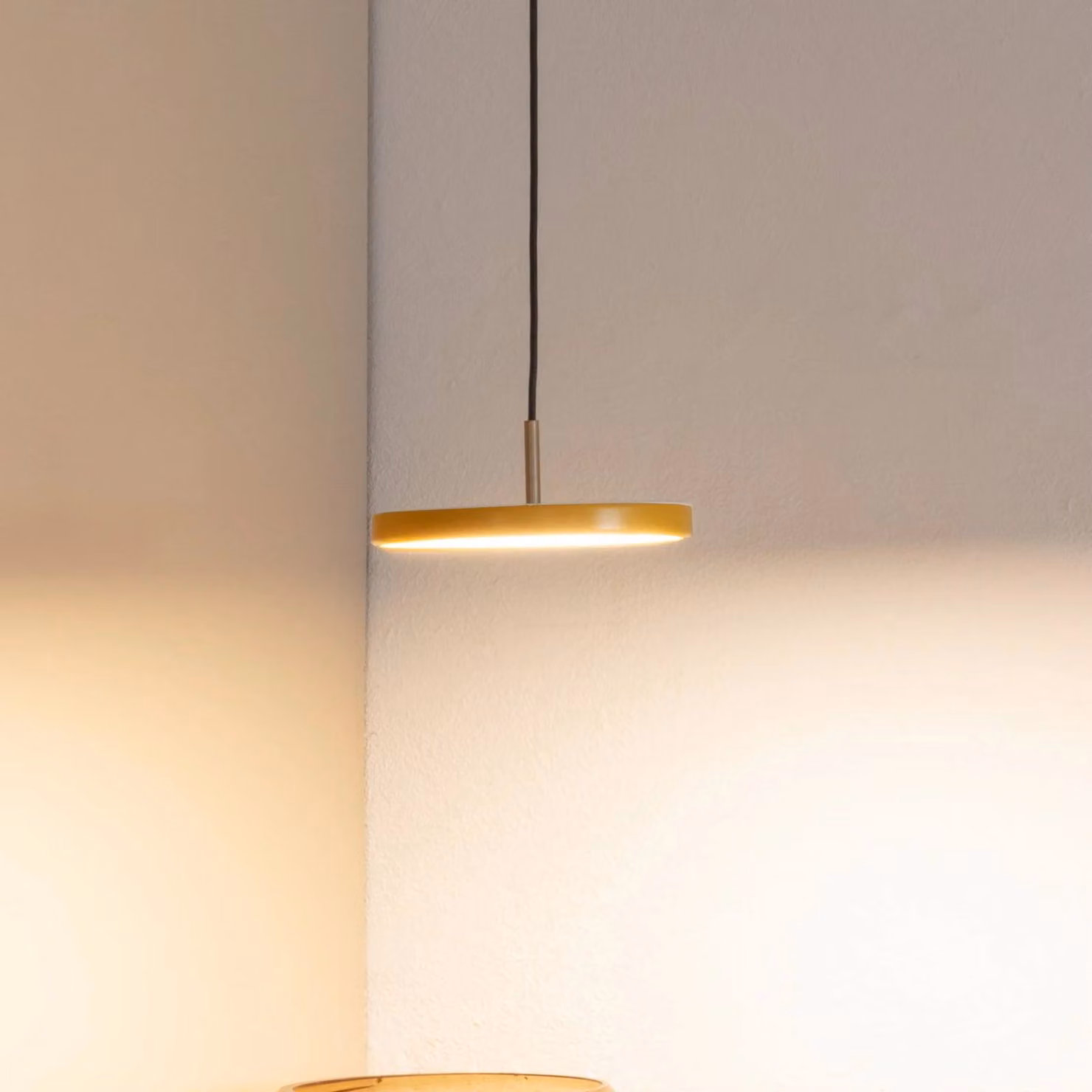 UMAGE Lampada a sospensione Asteria Micro V2, dimmerabile, Giallo / Arancione, Soggiorno / Sala da pranzo, Alluminio, Scandinavo, Lampada a sospensione