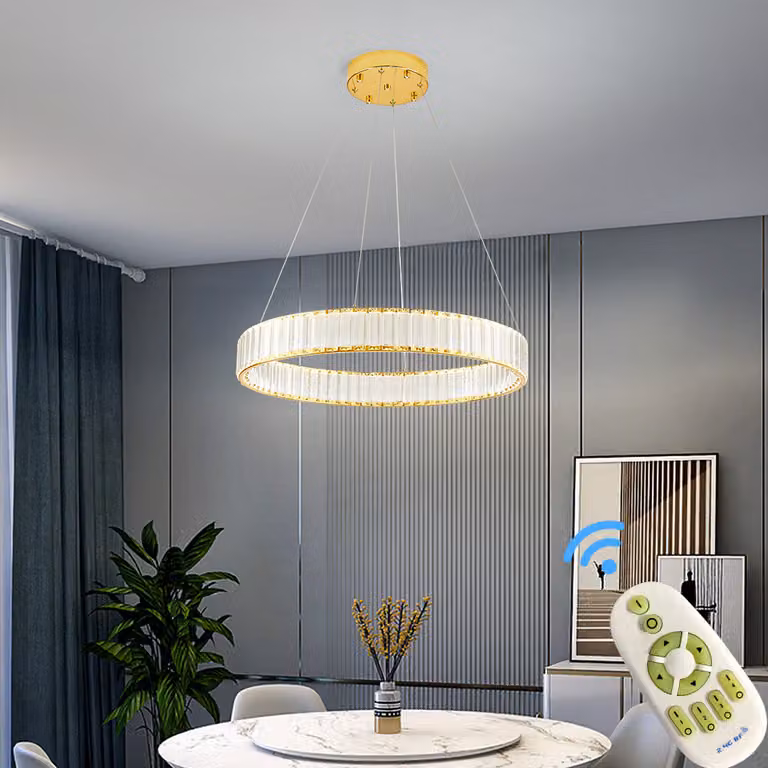 Eurotondisplay Lampada a sospensione LED 3015-600 large crystal clear con telecomando Colore della luce bianco caldo, bianco neutro o bianco freddo Regolabile in continuo Dimmerabile Struttura in metallo dorato Altezza regolabile 120 cm