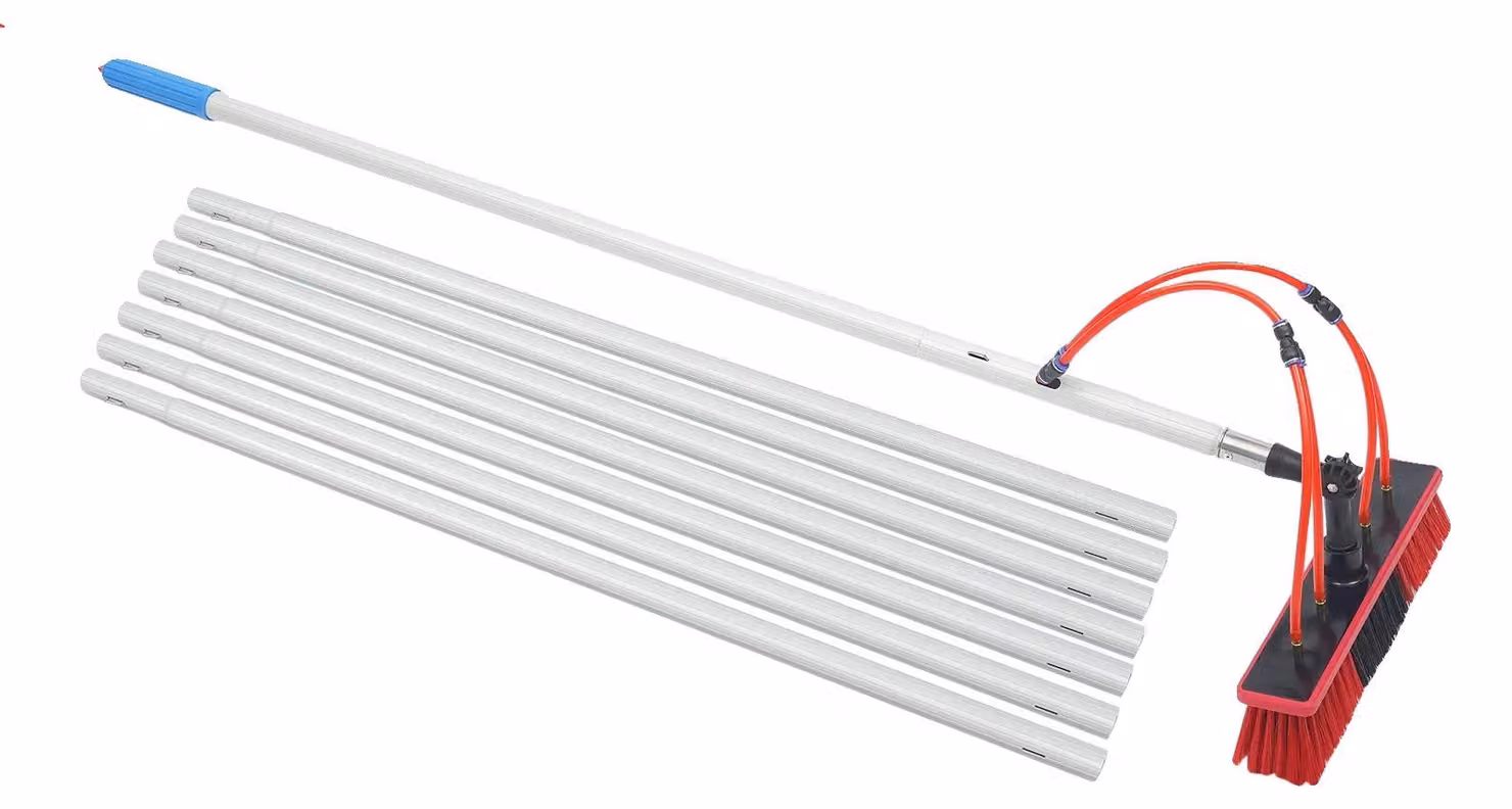 Kit per la pulizia dei pannelli solari, dotato di un'asta di prolunga da 8 metri, una spazzola con testina da 35 cm, un tubo da 20 metri, rotazione della spazzola a 180° e realizzato in leggera lega di alluminio