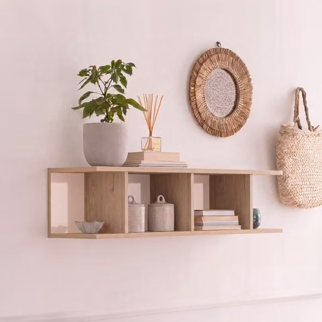 Scaffale da parete Hansel Banak in legno per cameretta e camera da letto, disponibile nei colori bianco, marrone e beige