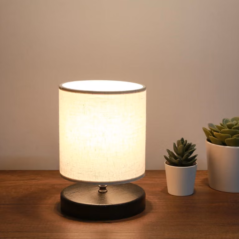 Opviq, lampada da tavolo di alta qualità realizzata interamente in metallo, base in legno, color crema, altezza 22 cm, paralume 16 x 15 cm, cavo da 150 cm, attacco E14, max 40 W | Design elegante per ogni ambiente.