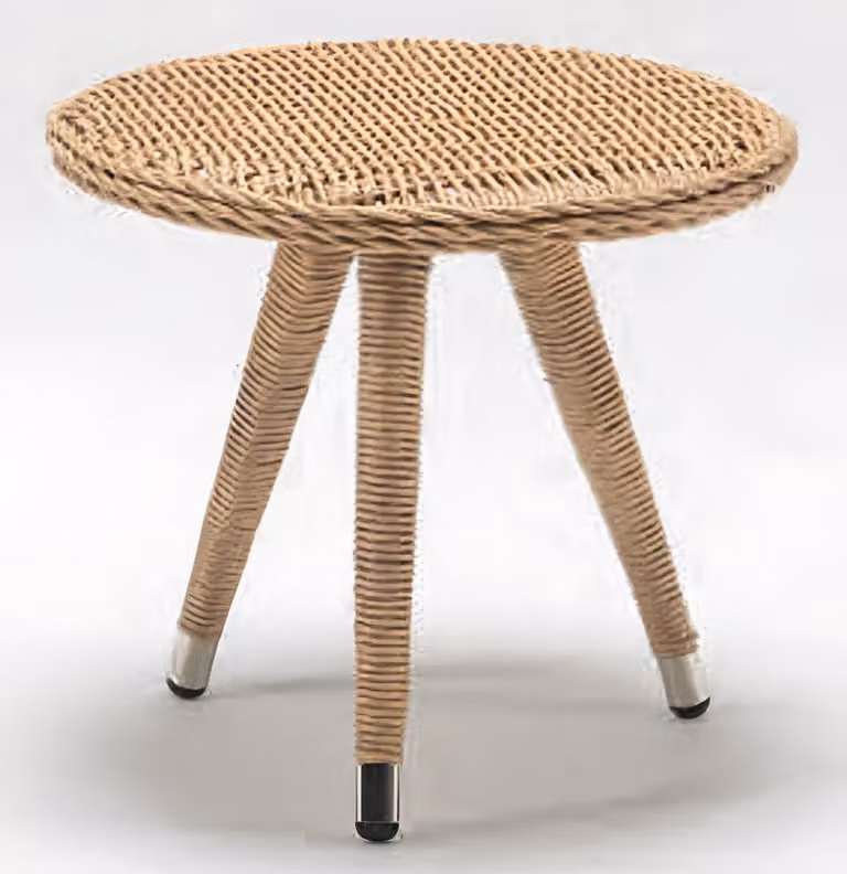 Tavolino di rattan con piano intrecciato e quattro gambe