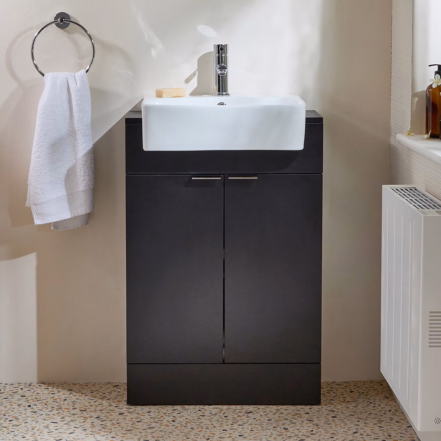 Mobile Bagno a Terra Grigio Nero da 550mm con Lavabo e Maniglie con Impugnatura a Dito Cromate - Cluo