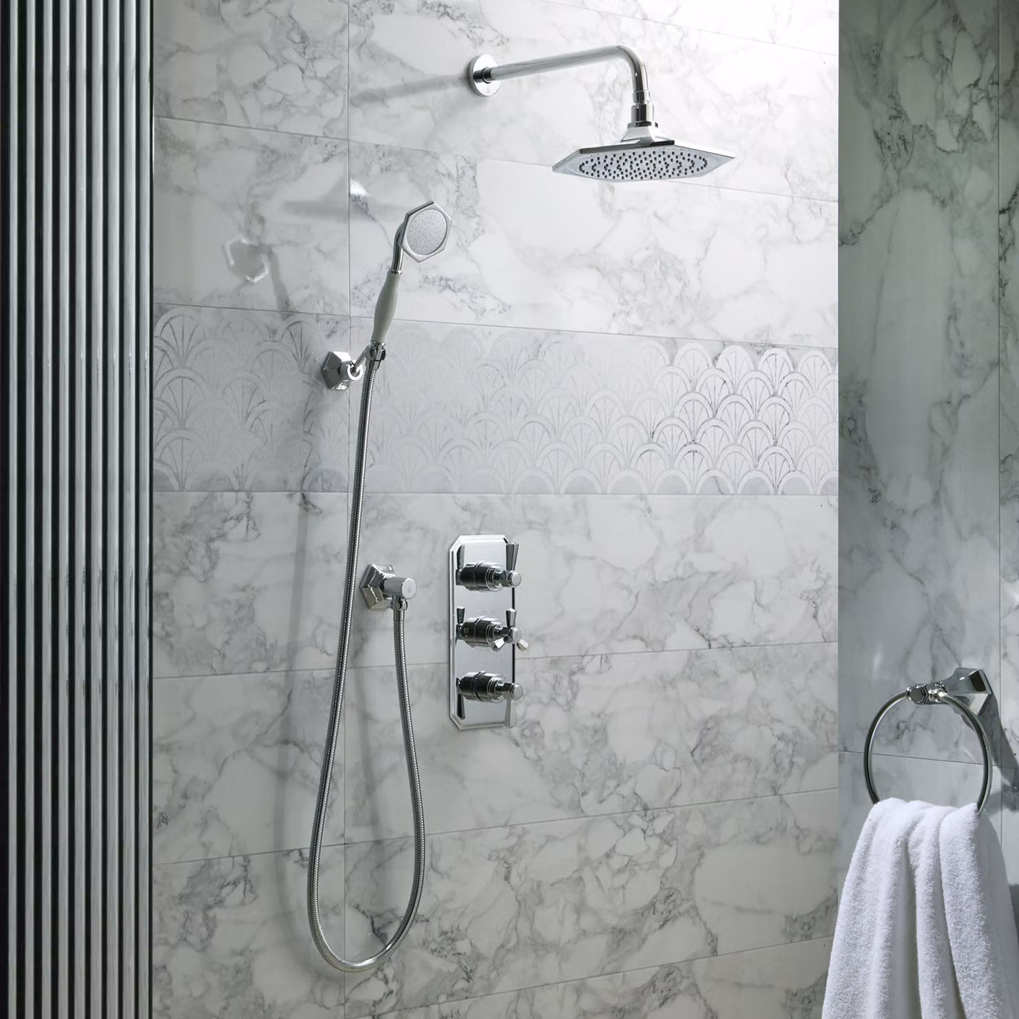 Sistema Doccia con Miscelatore Termostatico con Soffione e Doccetta Art Deco (2 vie) - Cromato - Earlham