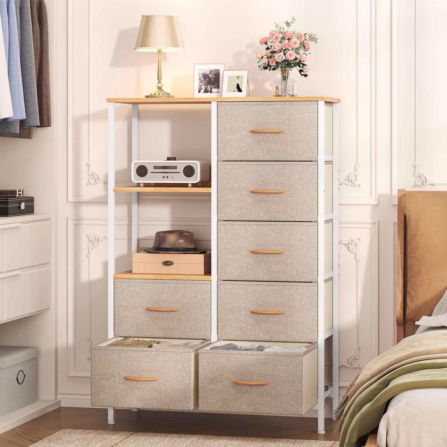 Comodino Zimilo con 7 cassetti in tessuto e 2 ripiani aperti, scaffale portaoggetti con piano in legno, piedini regolabili in altezza, colore kaki e bianco, dimensioni 80x30x116 cm