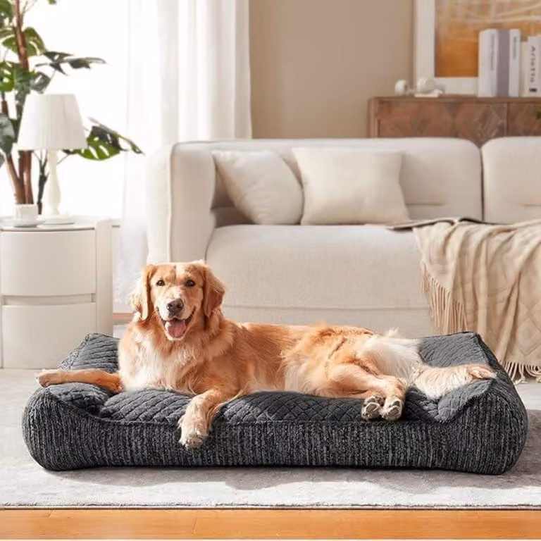 Cuccia ortopedica per cani di grossa taglia, lavabile, con rivestimento removibile, antiscivolo, con bordo rialzato, realizzata in morbido pile a motivo di fiocchi di neve, colore grigio, dimensioni 107x76x24 cm