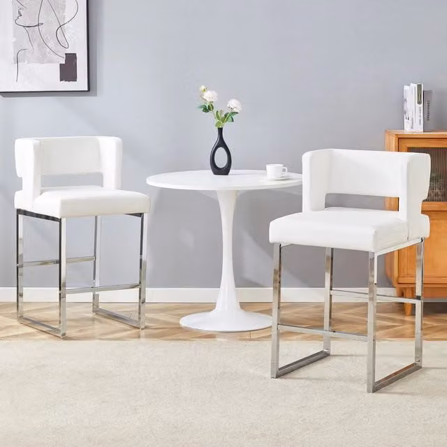 Sgabello da bar OKWISH con seduta in ecopelle bianca e gambe in metallo argento dal design nordico